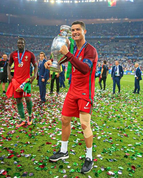 记者：多队关注赫塔16岁中场艾希霍恩，球员解约金1000-1200万（记者：多家球队有意赫塔16岁中场艾希霍恩，解约金约1000-1200万）