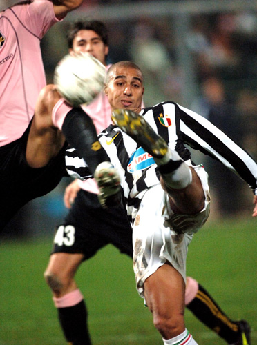 仍然深爱红军！萨拉赫出战非洲杯的护腿板上有利物浦元素（红军情未减：萨拉赫非洲杯护腿板融入利物浦元素）