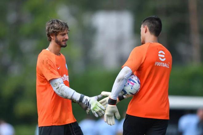 库蒂尼奥为小儿子庆祝生日，一家人身穿他效力过球队的球衣（库蒂尼奥为幼子庆生，全家齐穿他曾效力球队球衣）