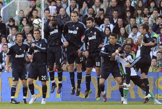 国足未来第一左后卫：华裔球星90万欧转会费登陆波兰联赛！（华裔球星90万欧赴波兰联赛，被看好成国足未来第一左后卫）